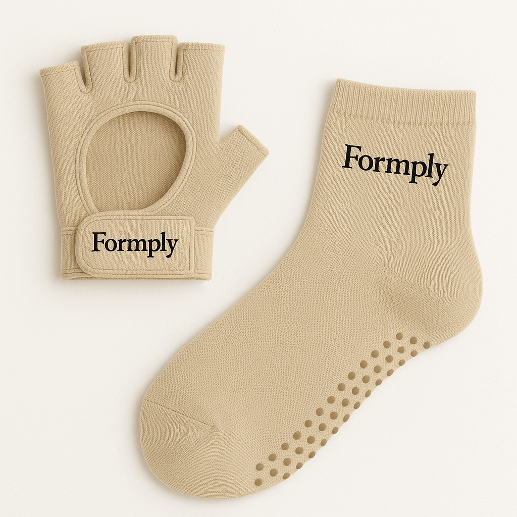 Formplys beige handsker og sokker 