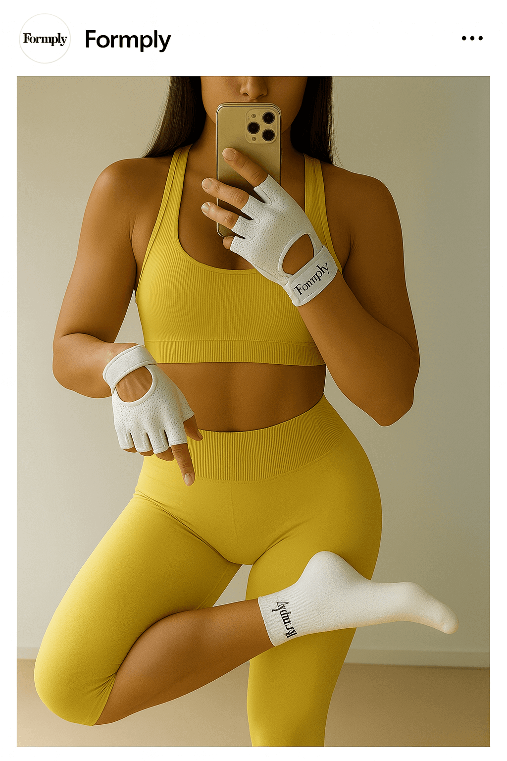 Kvinde med gult pilatestøj og træningshandsker