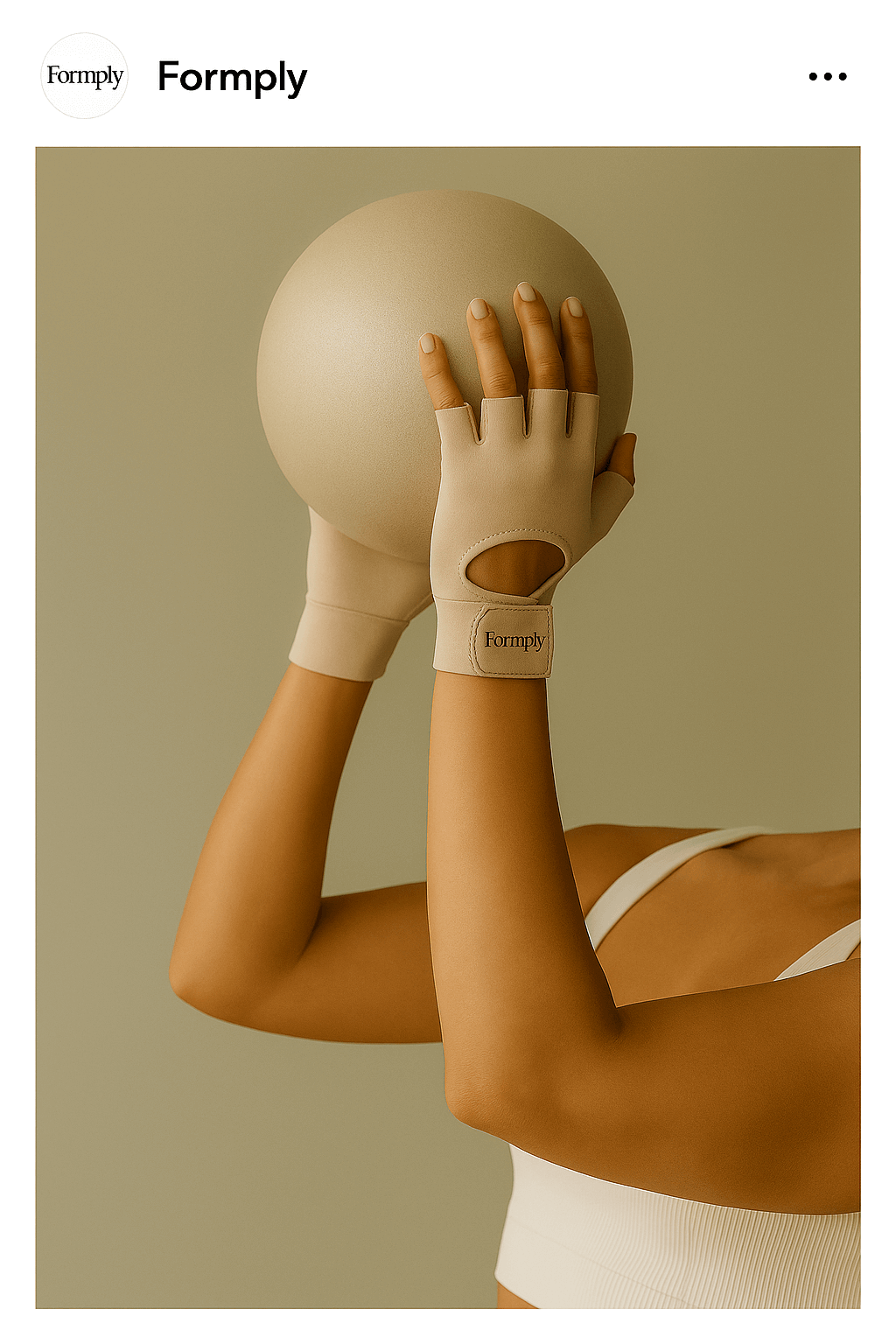 Person holder pilates bold med refomer handsker på